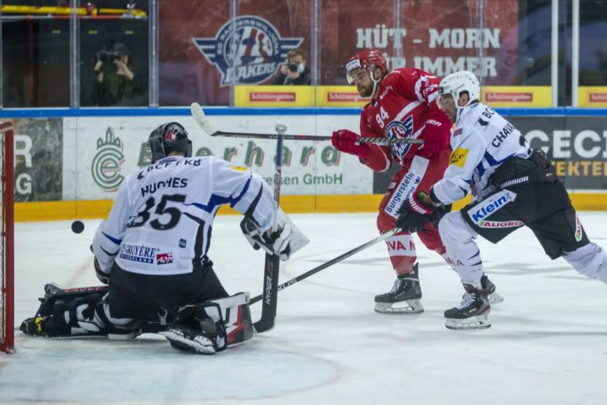 Lakers-Stürmer Sandro Zangger (rot) gegen den Torhüter von Fribourg Gottéron, Connor Hughes (links), und Verteidiger Benjamin Chavaillaz. fribourg gottéron