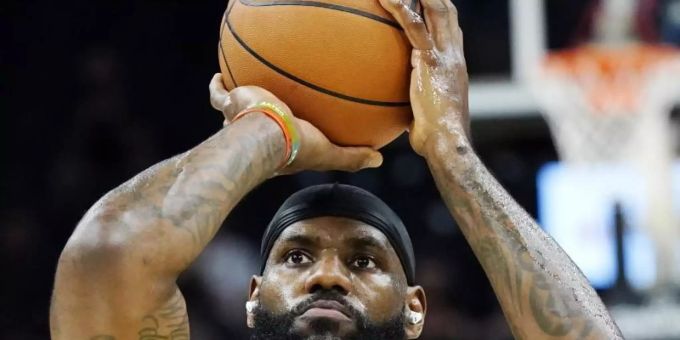 An der Fenway Sports Group ist unter anderem NBA-Superstar LeBron James beteiligt. Foto: Ross D. Franklin/AP/dpa An der Fenway Sports Group ist unter anderem NBA-Superstar LeBron James beteiligt. Foto: Ross D. Franklin/AP/dpa