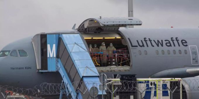 Corona-Hilfsflug der Luftwaffe: Im Rahmen des Kleeblatt-Konzeptes werden Covid-19-Patienten zur weiteren Behandlung umverteilt. Foto: Peter Kneffel/dpa Corona-Hilfsflug der Luftwaffe: Im Rahmen des Kleeblatt-Konzeptes werden Covid-19-Patienten zur weiteren Behandlung umverteilt. Foto: Peter Kneffel/dpa