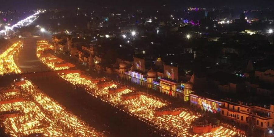 Über 900.000 irdene Lampen wurden im indischen Ayodhaya angezündet und brannten 45 Minuten lang. Foto: Rajesh Kumar Singh/AP/dpa