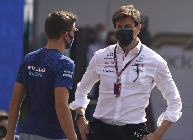 Mercedes-Boss Toto Wolff spricht mit George Russell. Toto Wolff Formel 1
