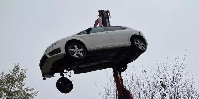 Das Fahrzeug erlitt Totalschaden. Unfall