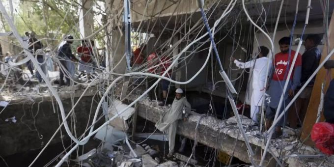 Die Wucht der Explosion liess das Gebäude einer Geschäftsbank einstürzen. Foto: Fareed Khan/AP/dpa Die Wucht der Explosion liess das Gebäude einer Geschäftsbank einstürzen. Foto: Fareed Khan/AP/dpa