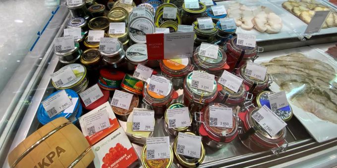 16.12.2021, Russland, Moskau: In der Fischtheke eines Supermarkts in der russischen Hauptstadt liegen Behältnisse mit schwarzem und rotem Kaviar. Zu sehen sind auch die Preisschilder für die Fischeier vom Stör und den verschiedenen Lachssorten. Roter Kaviar so teuer wie nie in Russland