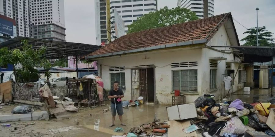 Ein Mann vor seinem Haus in Kuala Lumpur
