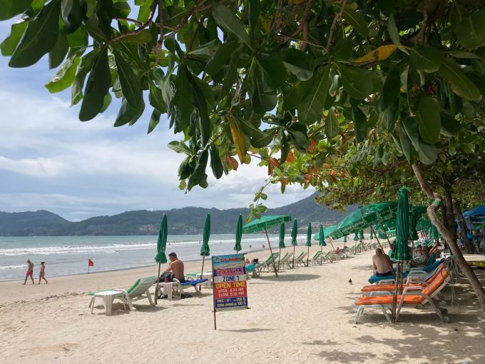 Der berühmte Strand Patong Beach auf der Insel Phuket. Strand Patong Beach
