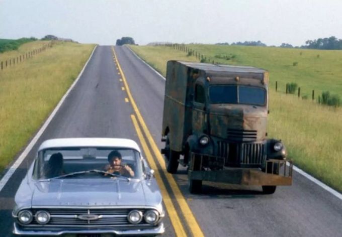 Auf dem Nummernschild des Creepers stand anscheinend «Beatingu», was für «be eating you» oder «beating you» steht Jeepers Creepers Truck