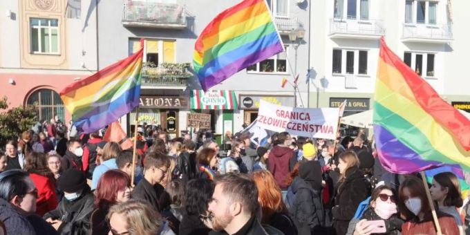 In Polen nehmen Menschen an einer Demonstration zur Gleichberechtigung für Mitglieder der LGBTQ-Community teil. Foto: Artur Reszko/PAP/dpa In Polen nehmen Menschen an einer Demonstration zur Gleichberechtigung für Mitglieder der LGBTQ-Community teil. Foto: Artur Reszko/PAP/dpa