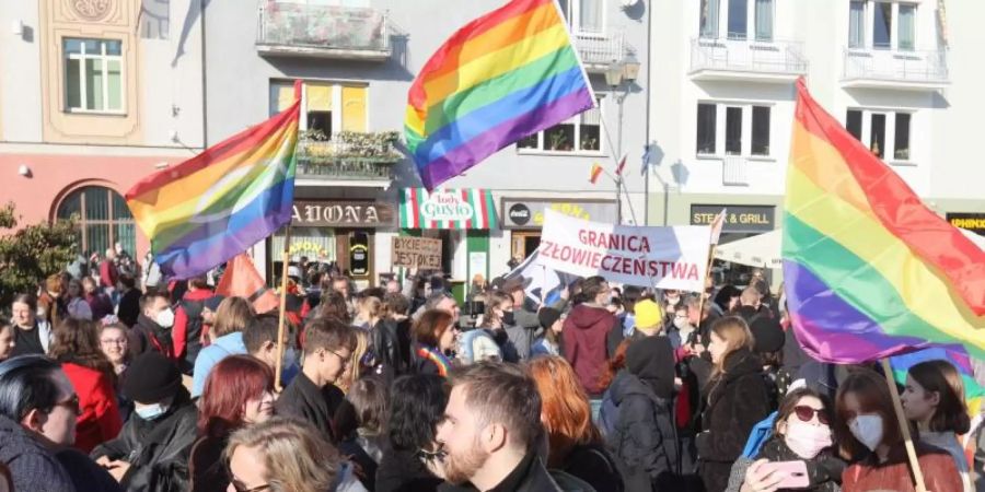 In Polen nehmen Menschen an einer Demonstration zur Gleichberechtigung für Mitglieder der LGBTQ-Community teil. Foto: Artur Reszko/PAP/dpa