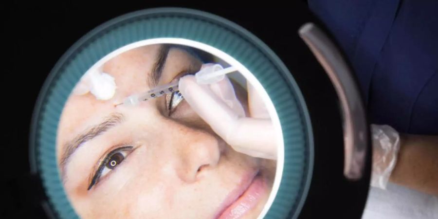 Solche Eingriffe sind deutlich günstiger als ein Facelift. Je nach Region kosten sie zwischen 350 bis 800 Franken. (Symbolbild)