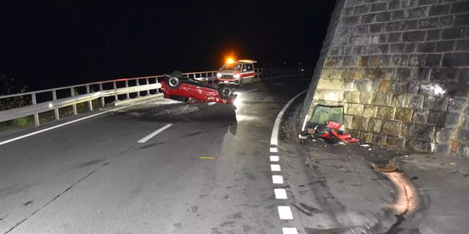 Der Lenker konnte unverletzt das Auto verlassen. Kantonspolizei Graubünden