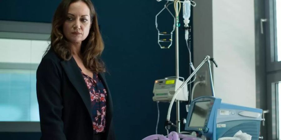 Botschafterin Karla Lorenz (Natalia Wörner, l) am Krankenbett einer misshandelten 17-jährigen deutschen Touristin (Anna-Lena Schwing). Foto: Roland Suso Richter/WDR/ARD Degeto/dpa
