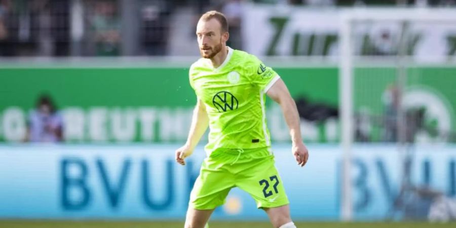 Arnold ist mit seinem 259. Einsatz für den VfL Wolfsburg mit dem bisherigen Rekordspieler, Torwart Diego Benaglio, gleichgezogen. Foto: Tom Weller/dpa