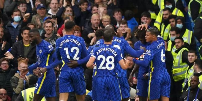 Chelseas Trevoh Chalobah (verdeckt) feiert mit seinen Mannschaftskameraden den ersten Treffer der Partie. Foto: Tess Derry/PA Wire/dpa FC Chelsea jubelt