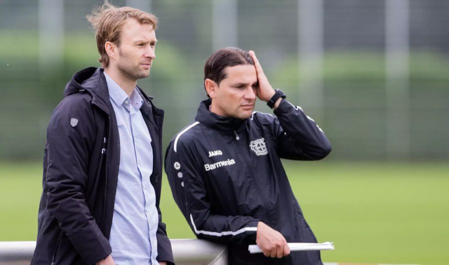 Sportchef Simon Rolfes (l.) lobt die bisherige Arbeit des 42-Jährigen.