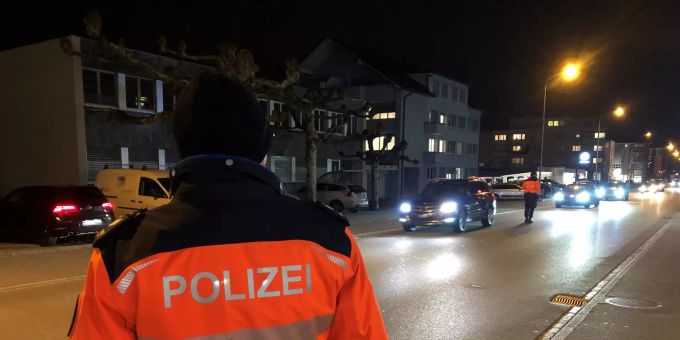 Die Kontrolle wurde von der Kantonspolizei St.Gallen in Zusammenarbeit mit dem TCS und der Garage AMAG Heerbrugg durchgeführt. Kontrolle