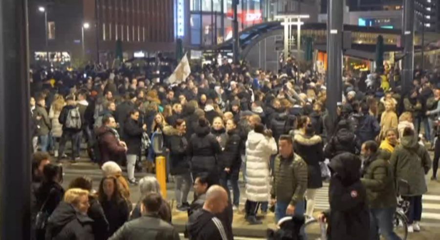 Hunderte Menschen versammelten sich am Freitagabend in Rotterdam zu einer unbewilligten Kundgebung,