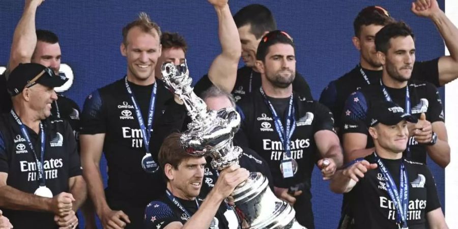 Das Emirates Team New Zealand feiert 2021 den Cup-Triumph. Foto: Andrew Cornaga/Photosport/AP/dpa