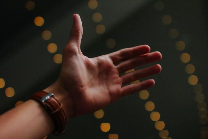 Die Haut der Fingerspitzen erzeugen den optimalen Reibungskoeffizienten.(Symbolbild) Fingerspitze