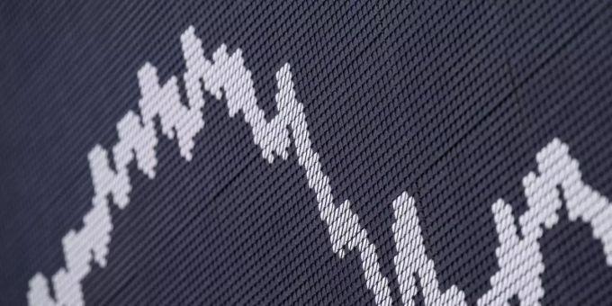 Die DAX-Kurve im Handelssaal der Deutschen Börse in Frankfurt. (Symbolbild) xdax