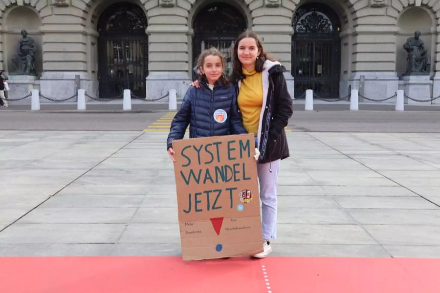 Die beiden Schwestern mit Transparent auf dem Bundesplatz. Sie ist aktiv beim Klimastreik mit dabei.