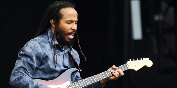 ARCHIV - Sänger Ziggy Marley, Sohn von Bob Marley, singt bei seinem Auftritt beim Lollapalooza Festival in Parque O'Higgins. Foto: Sergio Garcia Pardo/Agencia Uno/dpa ARCHIV - Sänger Ziggy Marley, Sohn von Bob Marley, singt bei seinem Auftritt beim Lollapalooza Festival in Parque O'Higgins. Foto: Sergio Garcia Pardo/Agencia Uno/dpa