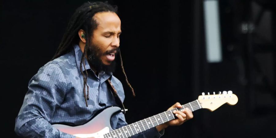 ARCHIV - Sänger Ziggy Marley, Sohn von Bob Marley, singt bei seinem Auftritt beim Lollapalooza Festival in Parque O'Higgins. Foto: Sergio Garcia Pardo/Agencia Uno/dpa