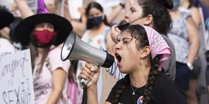 Frauen nehmen an einer Demonstration gegen die texanischen Gesetze teil, die das Recht der Frauen auf Abtreibung einschränken. Vorerst bleibt das strenge Abtreibungsgesetz in Texas in Kraft. Für den 1. November hat das Oberste Gericht der USA allerdings eine Anhörung dazu angesetzt. Foto: Bob Daemmrich/ZUMA Press Wire/dpa Frauen nehmen an einer Demonstration gegen die texanischen Gesetze teil, die das Recht der Frauen auf Abtreibung einschränken. Vorerst bleibt das strenge Abtreibungsgesetz in Texas in Kraft. Für den 1. November hat das Oberste Gericht der USA allerdings eine Anhörung dazu angesetzt. Foto: Bob Daemmrich/ZUMA Press Wire/dpa