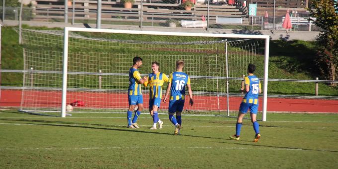 Die Küssnachter Antonio Linares, Michael Stadler, Joel Lieb und Nicola Landolt (von Links) bejubeln das 3:0. Küssnach tbejubelt das 3:0