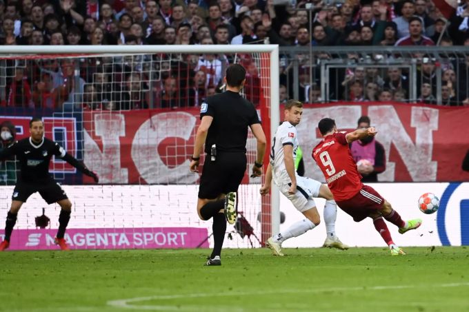 Robert Lewandowski schlenzt den Ball zum 2:0 für Bayern München in den Winkel. Bayern München