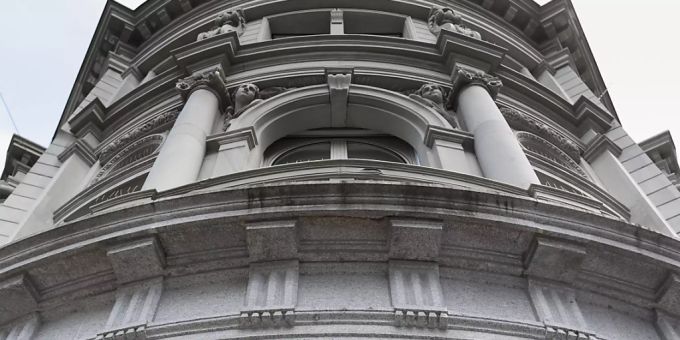Die Grossbank UBS zieht sich in Spanien aus dem Geschäft mit vermögenden Privatkunden zurück. Sie verkauft die Tochter UBS Gestion an die spanische Singular Bank.(Archivbild) Die Grossbank UBS zieht sich in Spanien aus dem Geschäft mit vermögenden Privatkunden zurück. Sie verkauft die Tochter UBS Gestion an die spanische Singular Bank.(Archivbild)
