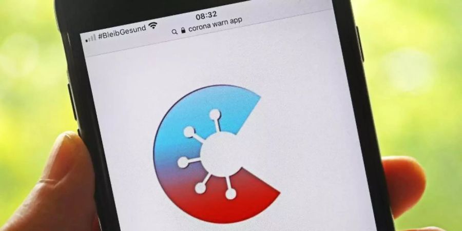 Die offizielle Corona-Warn-App ist auf einem Smartphone zu sehen (Archivbild). Foto: Oliver Berg/dpa