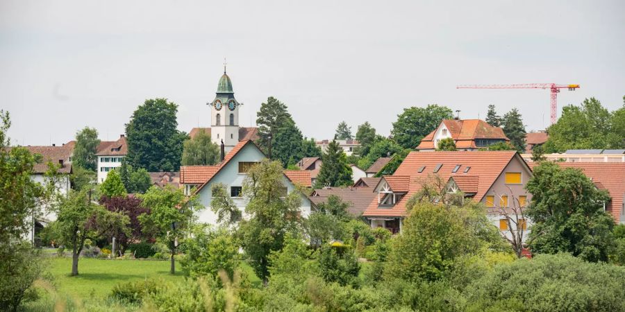 Blick auf die reformierte Kirche in Russikon im Bezirk Pfäffikon des Kantons Zürich.