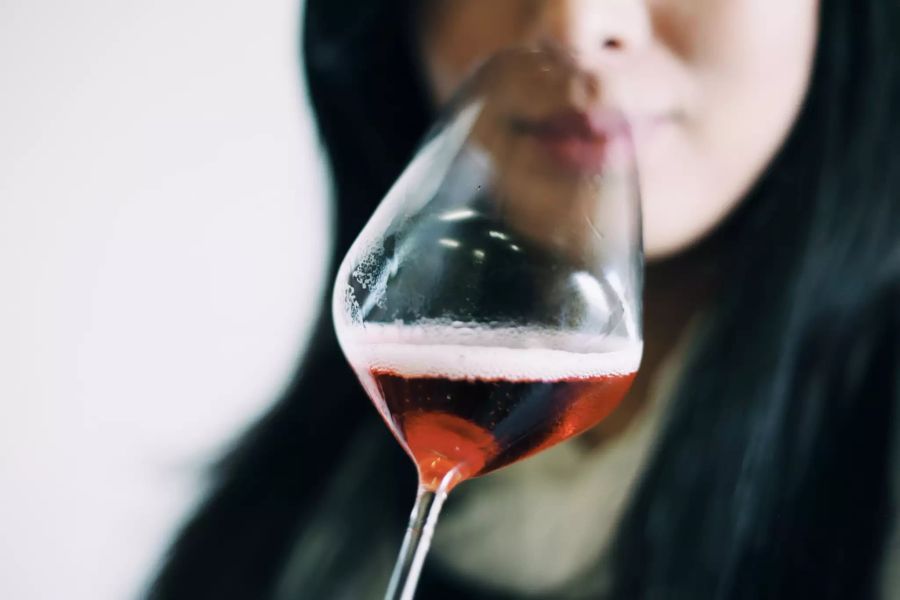 Frau Kopf Champagnerglas bauchig rote Flüssigkeit