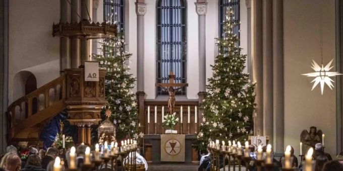 Vertreter der Kirchen haben in Weihnachtsgottesdiensten die Corona-Pandemie und Flüchtlinge in den Mittelpunkt gerückt. Foto: David Inderlied/dpa Vertreter der Kirchen haben in Weihnachtsgottesdiensten die Corona-Pandemie und Flüchtlinge in den Mittelpunkt gerückt. Foto: David Inderlied/dpa