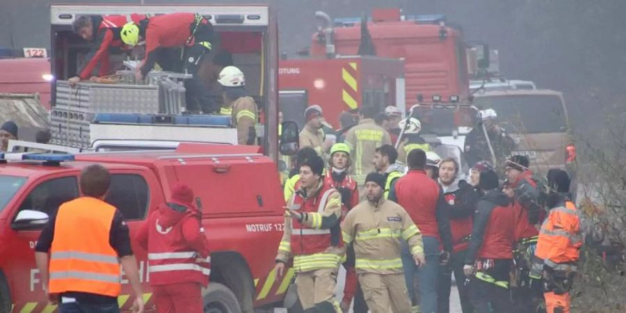 Einsatzkräfte der Rettungsdienste, der Feuerwehr und Polizei sind an der Unfallstelle: Ein Pilot ist beim Absturz seines Kleinflugzeuges im österreichischen Bundesland Vorarlberg ums Leben gekommen. Foto: Davor Knappmeyer/TNN/dpa