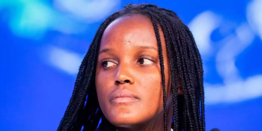 Vanessa Nakate, Klimaaktivistin aus Uganda, nimmt bei der UN-Klimakonferenz COP26 an einer Podiumsdiskussion mit der schottischen Ministerpräsidentin Sturgeon teil. Foto: Christoph Soeder/dpa