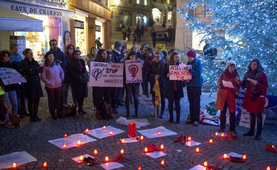 Frauen protestieren 2016 in Lausanne gegen Femizide. Bislang wird keine Statistik über solche Todesfälle geführt.