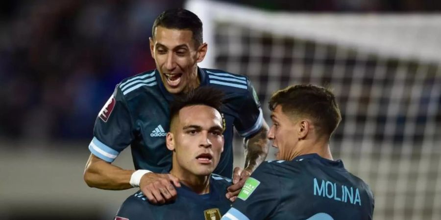 Argentiniens Lautaro Martinez (M) feiert den Führungstreffer mit Nahuel Molina (r) und Angel Di Maria (l). Foto: Gustavo Garello/AP/dpa