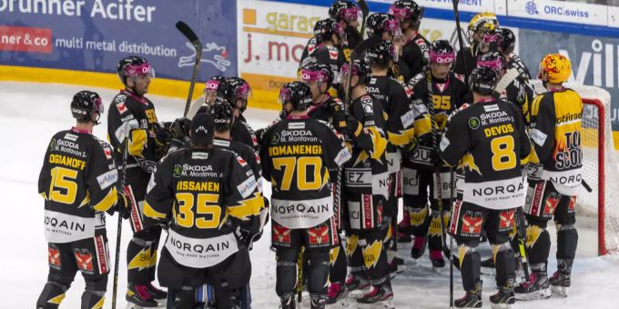 Die Spieler des HC Ajoie freuen sich über ihren wichtigen Sieg gegen die SCL Tigers. SCL Tigers