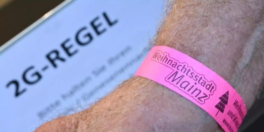 Ein Mann hat ein «2G-Bändchen» am Handgelenk. In Mainz wird die Regelung bereits auf diese Weise kontrolliert. Foto: Arne Dedert/dpa