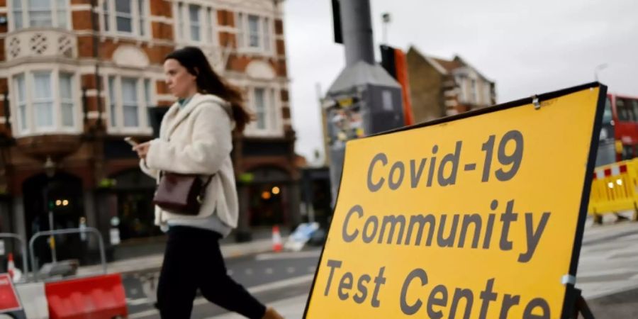 Schild zu Corona-Testzentrum in London