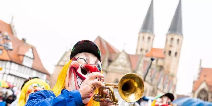 Der «Schoduvel» gilt als grösster Karnevalsumzug in Norddeutschland. Foto: Moritz Frankenberg/dpa/Archivbild
