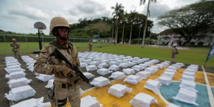 Panamaische Soldaten bewachen Drogenfund Panamaische Soldaten bewachen Drogenfund