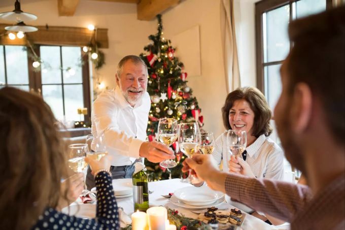 Stösschen! Zu Weihnachten wird gross aufgetischt – Magen und Darm können die allgemeine Freude aber oft nicht teilen. Anstossen Weisswein Festmahl