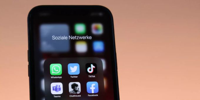 Unternehmen wie Facebook und Google sollen künftig einen Teil ihrer Werbeeinnahmen an Schweizer Medien zurückgeben - das plant der Bundesrat mit dem sogenannten Leistungsschutzrecht. (Themenbild) medien