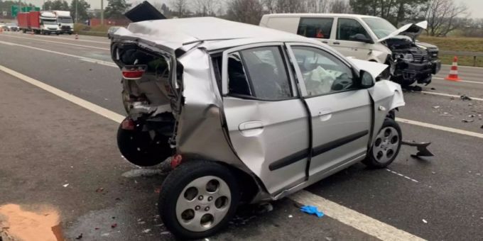 Der mutmassliche Unfallverursacher wurde leicht verletzt, der Lenker des vorderen Fahrzeugs blieb unverletzt. Unfall