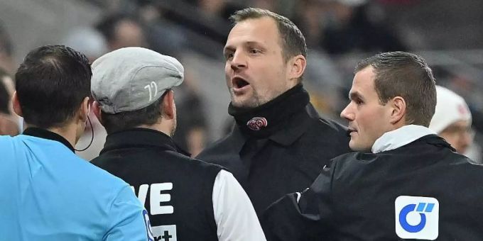 Der Mainzer Trainer Bo Svensson und Kölns Trainer Steffen Baumgart tauschen Nettigkeiten aus. Foto: Torsten Silz/dpa Der Mainzer Trainer Bo Svensson und Kölns Trainer Steffen Baumgart tauschen Nettigkeiten aus. Foto: Torsten Silz/dpa