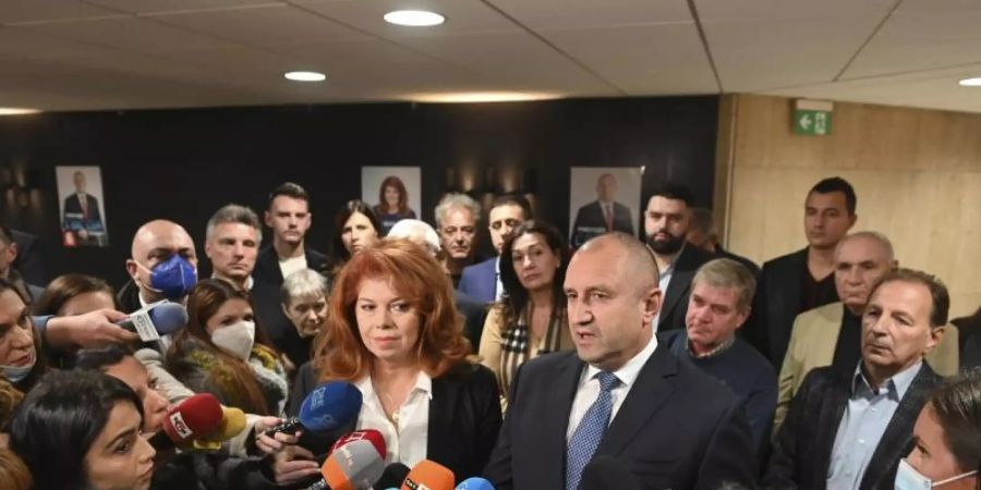 Rumen Radew (Mitte r), Präsident von Bulgarien, und Iliana Iotova (Mitte l), Vizepräsidentin von Bulgarien, sprechen mit Journalisten. Foto: Giannis Papanikos/AP/dpa