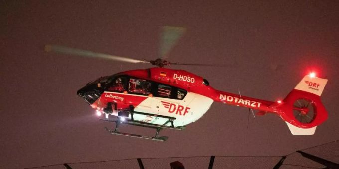 Ein Rettungshubschrauber mit einem Intensivpatienten aus Suhl landet in Hannover. Foto: Julian Stratenschulte/dpa Ein Rettungshubschrauber mit einem Intensivpatienten aus Suhl landet in Hannover. Foto: Julian Stratenschulte/dpa
